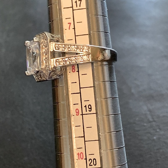 Size 8 silver dinner ring. Cubit zirconia. - Picture 5 of 8